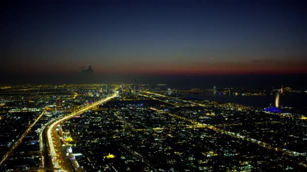 空中夜照らされたシティビュー ブルジュ アラブ商業郊外住宅地区車両輸送高速道路地下鉄アラブ首長国連邦のドバイのシェイク ザイード ロード — ストック動画