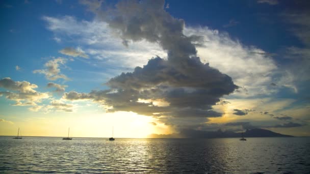 Vista Polinesia Yates Atardecer Isla Tropical Paradisíaca Moorea Desde Tahití — Vídeo de stock