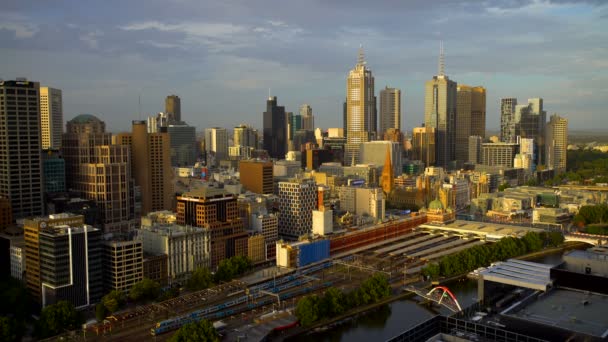 メルボルンの中央ビジネス地区や客車列車のフリンダース ストリート駅ビクトリア オーストラリアを旅のメルボルン オーストラリア 2018 商業高層ビル — ストック動画