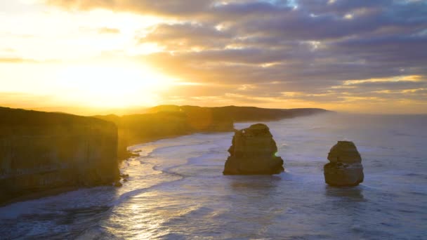石灰岩の崖とオフショア岩形成オーストラリア海岸夜明け朝日光 使徒海洋国立公園 — ストック動画