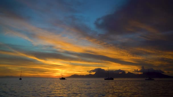 礁および島の楽園タヒチ南太平洋からモーレア島のヨットの熱帯ポリネシア ゴールデン サンセット ビュー — ストック動画