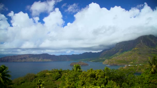 Atuona Hiva Ωκεανό Στον Κόλπο Ανάμεσα Πυκνή Βλάστηση Χτισμένο Βουνά — Αρχείο Βίντεο