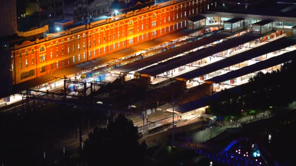 Luces Iluminadas Estación Flinders Street Tren Nocturno Pasajeros Que Llega — Vídeos de Stock