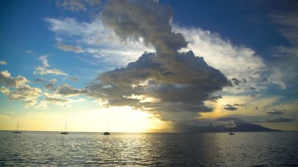 莫雷阿岛日落视图从塔希提岛一艘波利尼西亚天堂游艇在热带海岛泻湖南太平洋 — 图库视频影像