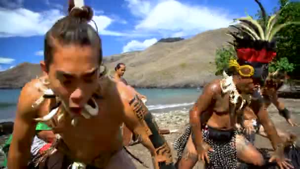 Vista Bailarines Nativos Marquesan Que Actúan Playa Con Ropa Tradicional — Vídeo de stock