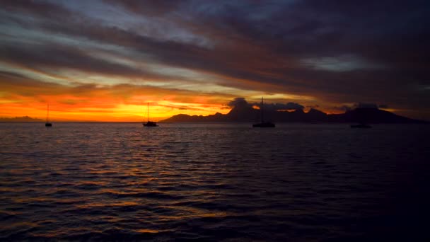 Tropical Polynesian Golden Night Sunset Sky View Reef Yachts Island — Stock Video