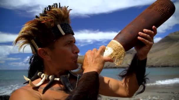 马克萨斯在南太平洋男子吹传统波利尼西亚喇叭乐器 而在海滩上表演努库阿洛法 Hiva 马克萨斯南太平洋的天堂 — 图库视频影像