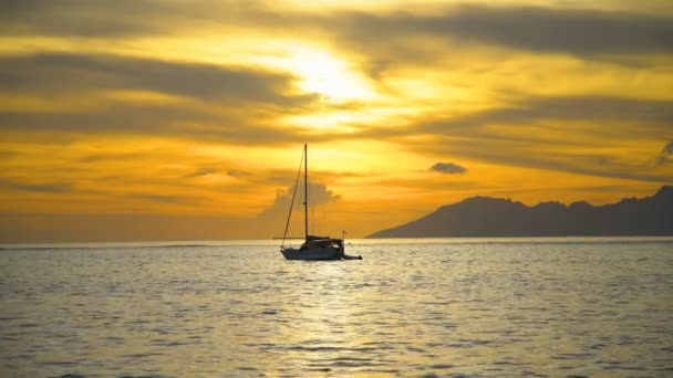 Golden Polynesian Tramonto Vista Della Barriera Corallina Yacht Paradiso Tropicale — Video Stock