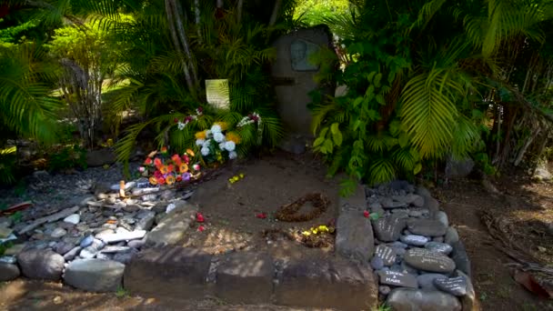 マルケサス諸島 フランス領ポリネシア 2018 墓石とは 有名な歌手はジャック ブレルの墓埋めアツオナ ヒバオア マルケサス諸島南太平洋の熱帯の楽園 — ストック動画