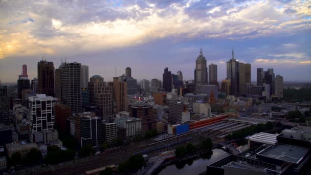 Melbourne Australië Maart 2018 Sunset Door Wolken Melbourne Cbd Passagierstrein — Stockvideo