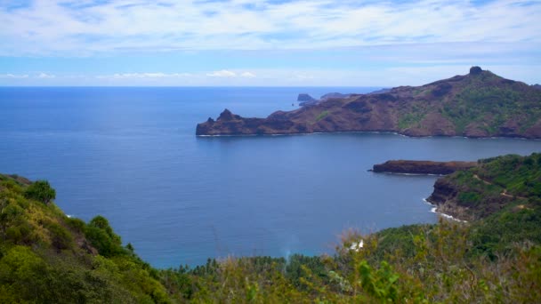 Anaho Nuku Hiva Ocean Coastline Lush Green Vegetation Volcanic Mountains — Stock Video