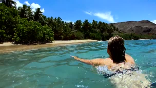 Genç Kadın Bir Issız Ada Beach Tahuata Markiz Güney Pasifik — Stok video