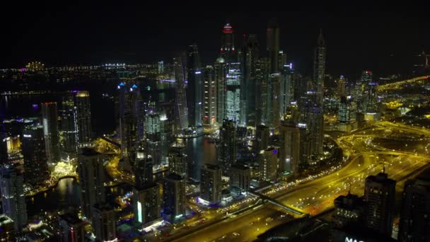 2018年3月 空中照明夜景迪拜滨海和小溪豪华酒店住宿商业建筑发展阿拉伯联合酋长国波斯湾 — 图库视频影像
