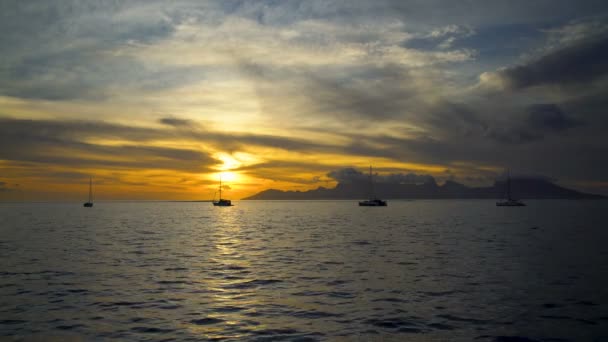 Vista Del Tramonto Dorato Polinesiano Scogliere Yacht Paradiso Tropicale Dell — Video Stock