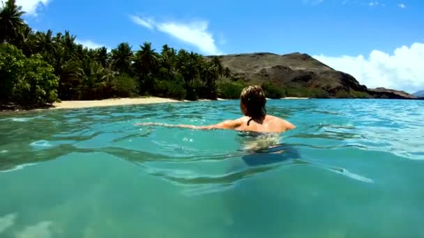 Vista Una Joven Mujer Disfrutando Soledad Una Playa Desierta Isla — Vídeos de Stock