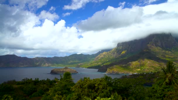 Atuona Hiva 海洋湾郁郁葱葱的绿色植被在一个偏远的异国情调的位置一个波利尼西亚的天堂马克萨斯南太平洋 — 图库视频影像