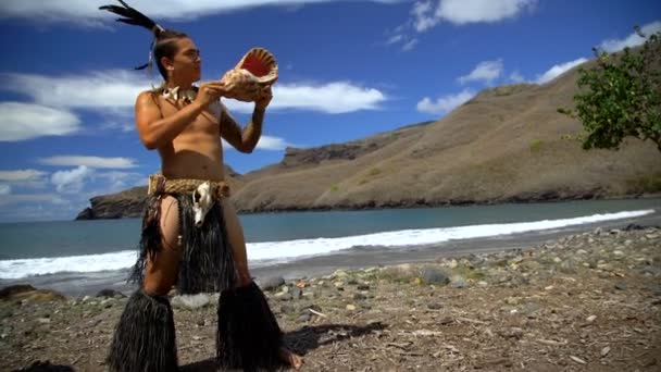 Nativo Masculino Tocando Tradicional Concha Shell Instrumento Enquanto Executando Praia — Vídeo de Stock