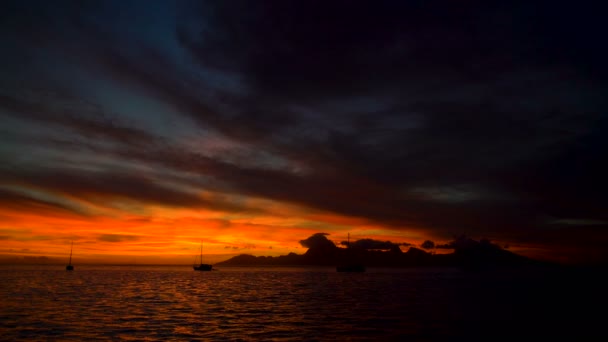 サンゴ礁や熱帯の島の楽園タヒチ南太平洋からモーレア島でヨットのポリネシアン サンセット ビュー — ストック動画