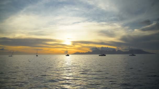 Вид Закат Луны Полинезийской Парусной Яхты Лагуне Острова Фалал Южной — стоковое видео