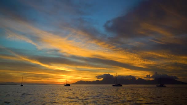 Vista Del Atardecer Polynesian Oro Filón Yates Paraíso Tropical Isla — Vídeo de stock