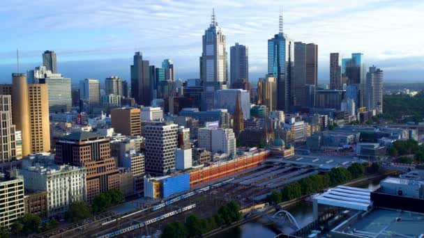 Melbourne Austrália Março 2018 Trens Passageiros Saindo Estação Ferroviária Flinders — Vídeo de Stock