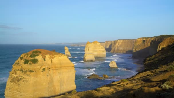 Zon Twaalf Apostelen Nationale Marinepark Kustlijn Met Offshore Rock Stapels — Stockvideo