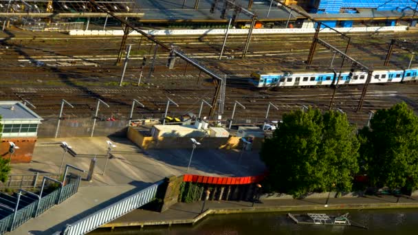 Pociągów Pasażerskich Metra Pozostawiając Flinders Street Dworca Kolejowego Przekazując Sandridge — Wideo stockowe