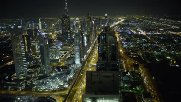 ドバイ 2018 照らされた空中の夜景が一望ブルジュ ハリファ シェイク ザイード ロード スカイライン高層ビルの商業マンション車両輸送高速道路地下鉄アラブ首長国連邦 — ストック動画