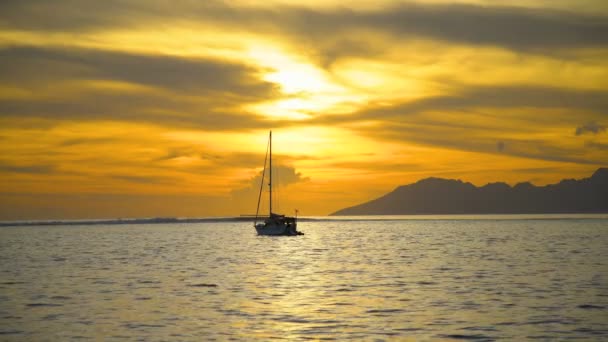 Golden Polynesian Sunset View Reef Yacht Tropical Island Paradise Moorea — Stock Video