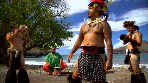 Marquesan Einheimische Tanzgruppe Männer Die Traditionelle Polynesische Musikinstrumente Spielen Während — Stockvideo