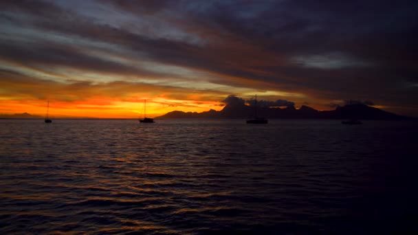 热带波利尼西亚的金色日落天空景观礁和游艇在海岛天堂莫雷阿岛从大溪地南太平洋 — 图库视频影像