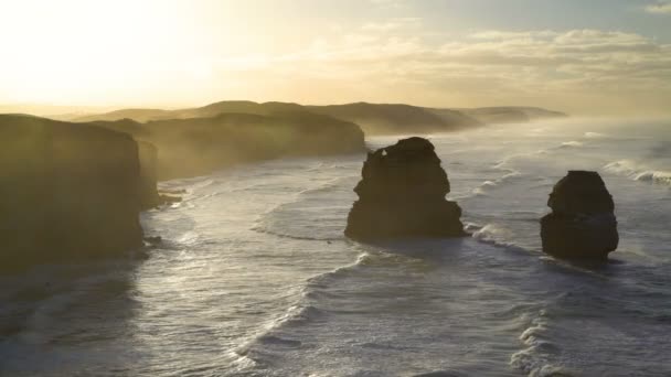 Ochtend Zonsopgang Boven Kalksteen Klippen Oceaan Golven Offshore Rock Stacks — Stockvideo