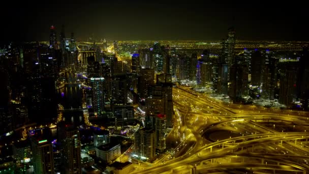 Воздушное Освещение Ночным Видом Узел Автомагистрали Пересечение Шейх Заид Небоскрёбы — стоковое видео