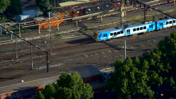 Επιβατικά Τρένα Ταξιδεύουν Κατά Μήκος Σιδηροδρομικών Γραμμών Αφήνοντας Σταθμό Flinders — Αρχείο Βίντεο