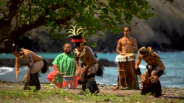 马贵斯群岛当地舞蹈组男性演奏传统的波利尼西亚乐器 而在海滩上穿着传统服装努库阿洛法 Hiva 马克萨斯南太平洋 — 图库视频影像