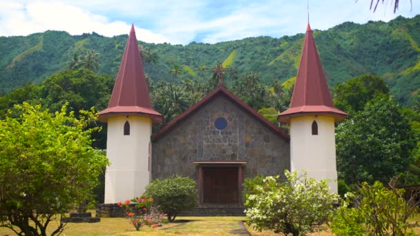 Blick Auf Eine Französisch Polynesische Kirche Und Friedhof Mit Üppiger — Stockvideo