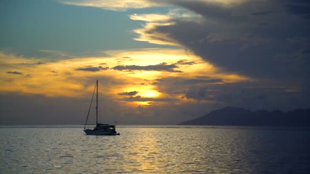 法国玻利尼西亚鸟瞰游艇停泊在日落的热带岛屿天堂莫雷阿岛从大溪地南太平洋 — 图库视频影像