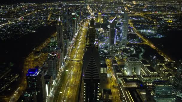 空中照明夜视开销迪拜路口公寓建筑酋长扎耶德路摩天大楼沙漠交通迪拜地铁铁路运输阿联酋 — 图库视频影像
