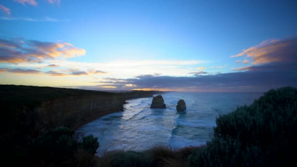 夜明けオフショア岩や石灰岩の崖 使徒海洋国立公園ビクトリアのオーストラリアの風光明媚な海岸線 — ストック動画