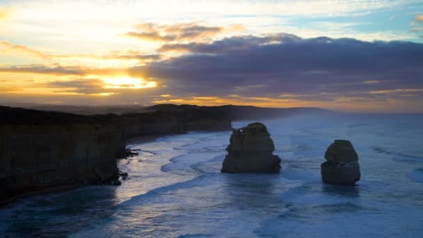 石灰岩の崖と岩ビクトリア オーストラリア波 使徒海洋国立公園海岸の日の出 — ストック動画