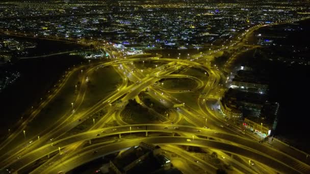 Antenowe Noc Oświetlony Zobacz Dubaj Skrzyżowania Skrzyżowania Autostrady Miasto Przedmieścia — Wideo stockowe