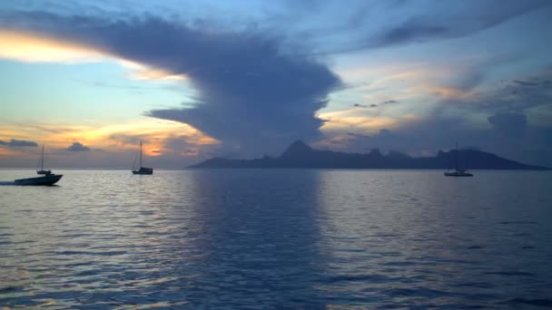 Pessoas Viajam Barco Oceano Largo Taiti Pôr Sol Uma Ilha — Vídeo de Stock