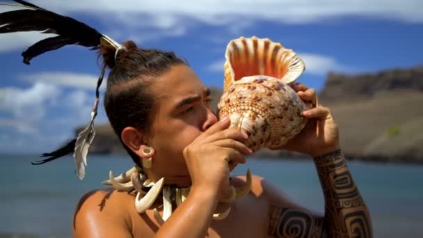 Ansicht Von Marquesan Einheimischen Männlichen Auftritt Strand Traditioneller Kleidung Beim — Stockvideo