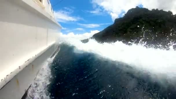 Pesca Barco Cerca Tahuata Una Remota Montaña Cubierta Bosques Isla — Vídeos de Stock