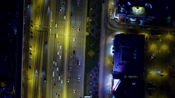Letecké Osvětlené Noční Pohled Město Dálnice Dojíždějící Vozidla Provoz Metra — Stock video