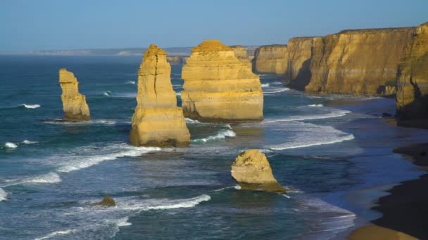 海洋岩石堆和石灰石悬崖周围的海浪十二使徒海岸国家公园维多利亚澳大利亚 — 图库视频影像