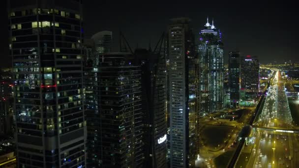 2018年3月 空中夜景照明城市景观迪拜塔酋长扎耶德路天际线摩天大楼商业公寓车辆运输公路城阿联酋 — 图库视频影像