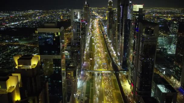 Luchtfoto Nacht Verlichte Stad Bekijken Sheikh Zayed Road Skyline Wolkenkrabbers — Stockvideo