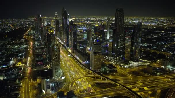 Aerial Belysta Natt Syn Dubais Skyskrapor Korsningen Sheikh Zayed Road — Stockvideo