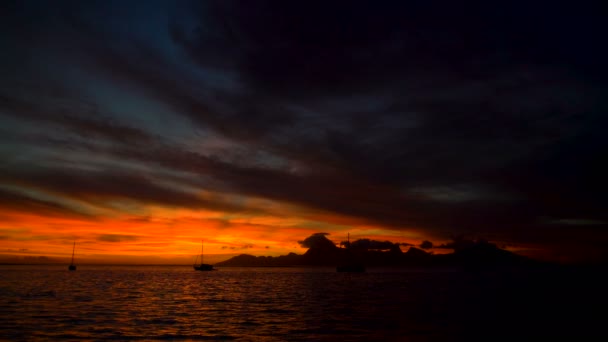 リーフと島の楽園タヒチ南太平洋からモーレア島のヨットのポリネシア黄金夕焼けビュー — ストック動画
